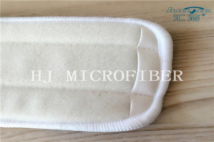 青い色の配管側面のMicrofiberのぬれたモップのパッドによってねじられる山のモップの頭部のモップの取り替えのパッド