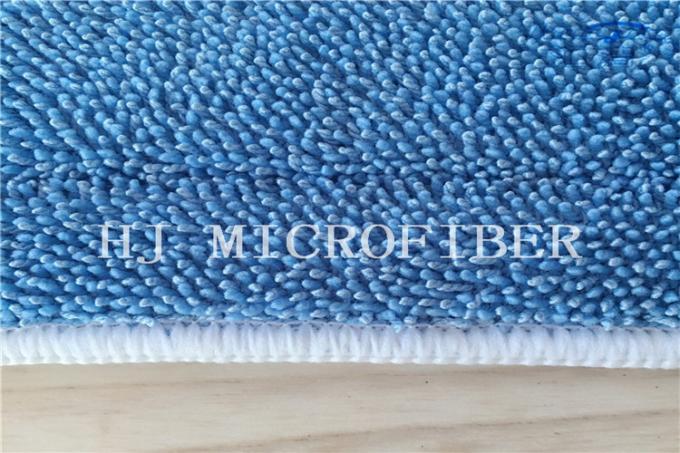 青い色の配管側面のMicrofiberのぬれたモップのパッドによってねじられる山のモップの頭部のモップの取り替えのパッド